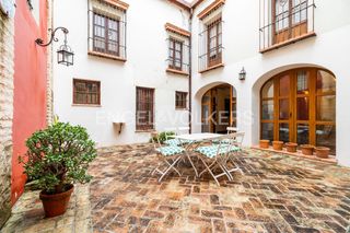 Rent House in V Centenario-Piletas-Capuchinos. Mezcla de confort y clasicismo