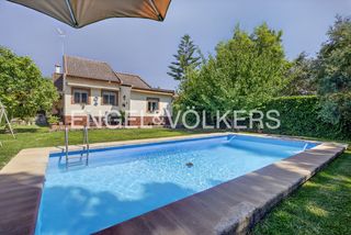 Maison à Cerros de Montequinto. Exclusiva villa de una sola planta con gran potencial en los cer