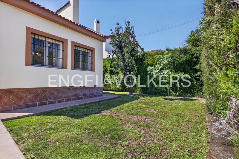 Foto 1eb5d180-8b9f-4b85-8bae-9c18cf30a2d5. Casa amb calefacció a cerros de Montequinto Montequinto