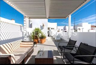 Dachwohnung in Triana Casco Antiguo. Descubra este precioso ático dúplex con terraza de 35 m2 y licen