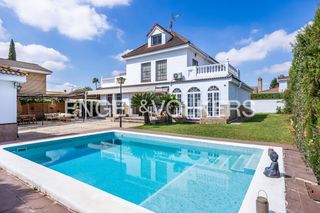 Casa in La Motilla - Fuente del Rey. Descubra una gran casa en urbanización la motilla, dos hermanas