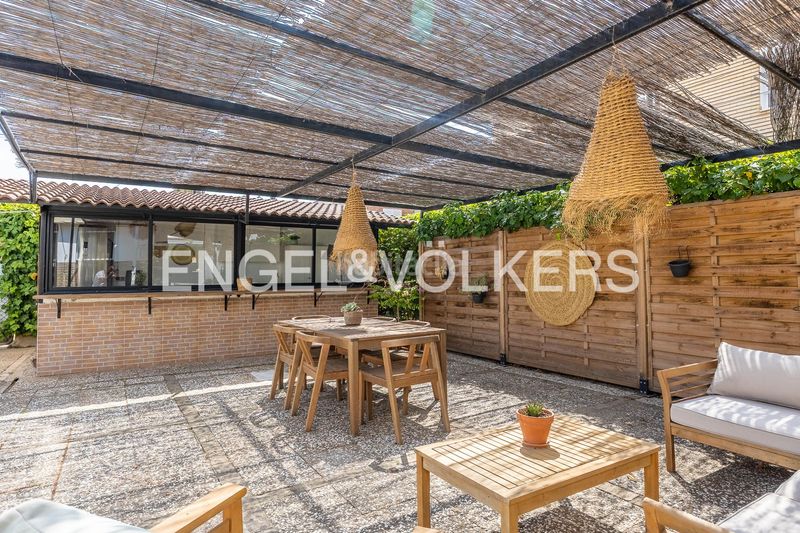 Foto 0bd56344-e998-40e3-828f-4dc580b107ac. Casa amb calefacció piscina a La Motilla - Fuente del Rey Dos Hermanas