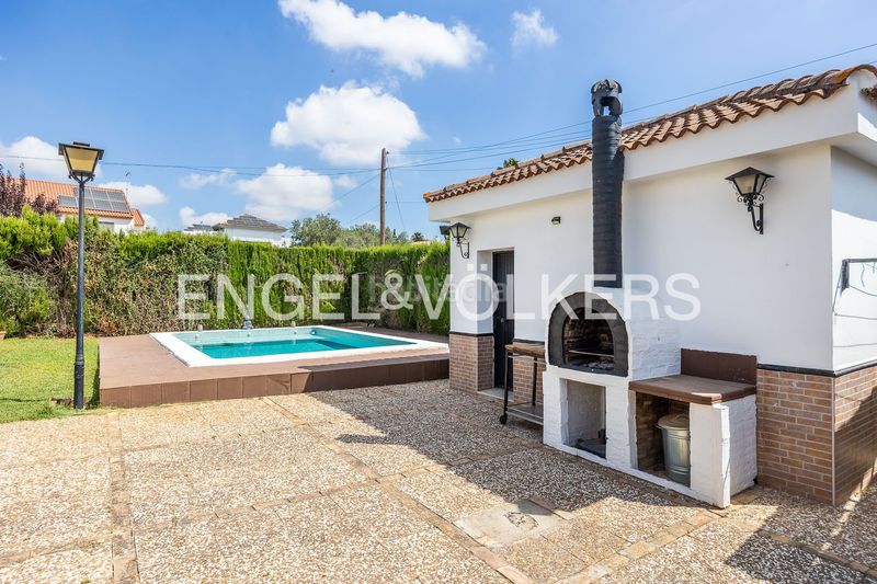 Foto 183ffb2b-ca8e-4bee-927a-b094a3620479. Casa amb calefacció piscina a La Motilla - Fuente del Rey Dos Hermanas