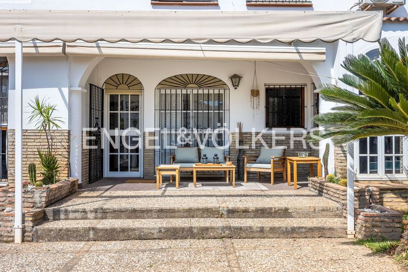 Foto 635ae397-8d83-4c95-acf4-a94097d673d2. Casa amb calefacció piscina a La Motilla - Fuente del Rey Dos Hermanas
