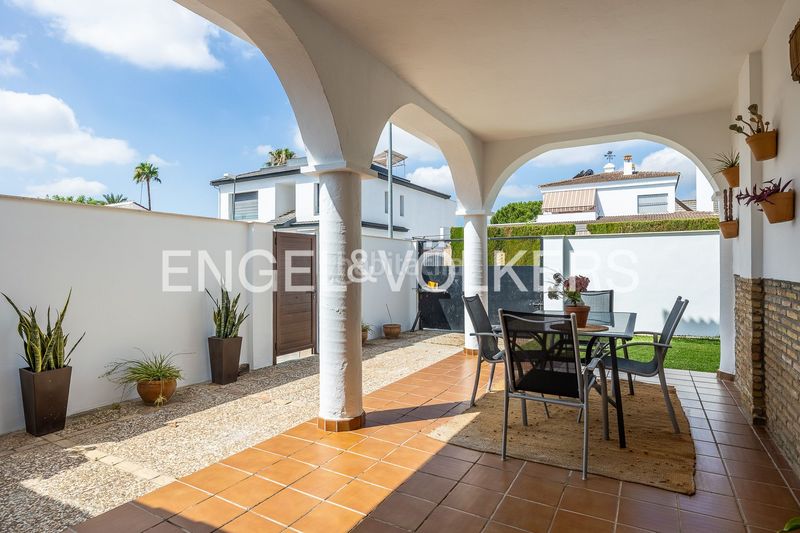 Foto 8e8149dd-a8b8-4a64-8961-9234b1860fc0. Casa amb calefacció piscina a La Motilla - Fuente del Rey Dos Hermanas
