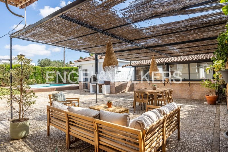 Foto c6bf009c-b369-4ea8-93c1-16f179e123eb. Casa amb calefacció piscina a La Motilla - Fuente del Rey Dos Hermanas