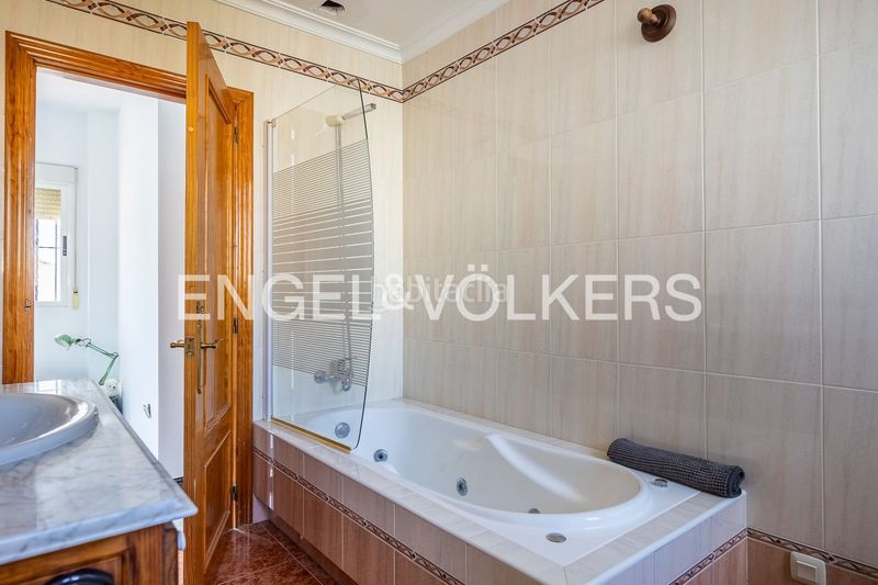 Foto d9867931-ce55-4170-84cd-4b6747aed6cf. Casa amb calefacció piscina a La Motilla - Fuente del Rey Dos Hermanas