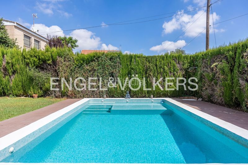 Foto e9000f73-eb65-4c2f-b974-e61e0d027dae. Casa amb calefacció piscina a La Motilla - Fuente del Rey Dos Hermanas
