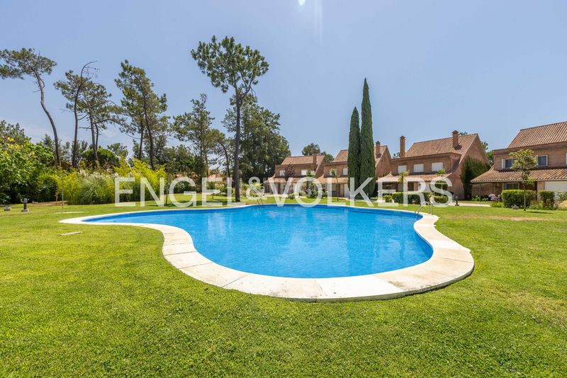 Foto 1ccced5e-cc99-4139-b6c5-814fb082172d. Casa amb calefacció aparcament piscina a Islantilla golf Islantilla