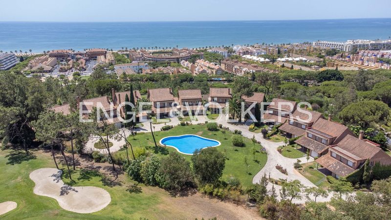 Foto 705f6463-1369-4245-8411-bb084cc48ea3. Casa amb calefacció aparcament piscina a Islantilla golf Islantilla