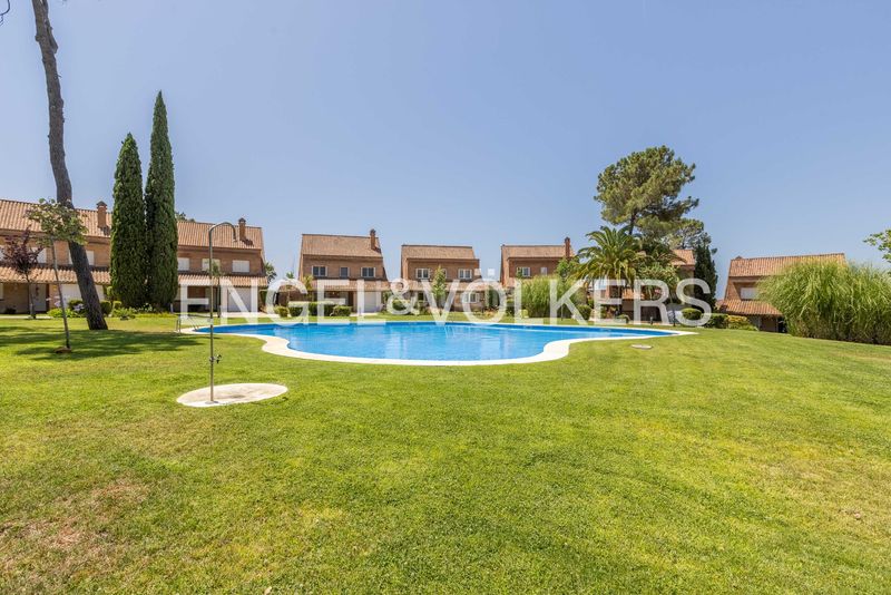Foto 7239a744-457c-477b-9d81-260d603d60a7. Casa amb calefacció aparcament piscina a Islantilla golf Islantilla