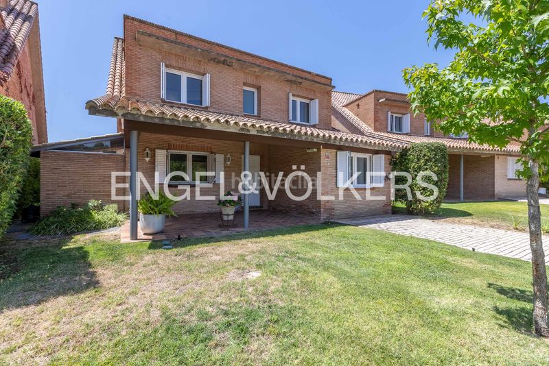 Foto f845fe6b-217b-4ef9-b28f-9ea85bf1271a. Casa amb calefacció aparcament piscina a Islantilla golf Islantilla