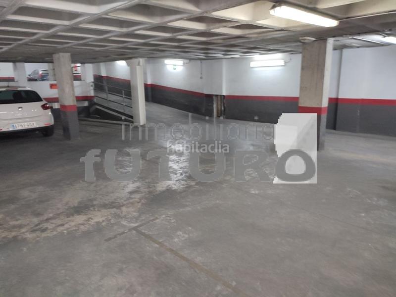 Foto d72c5b8d-0778-4f69-bf33-e0818d423005. Parking coche plaza garaje pueblo-río coche grande en Cullera