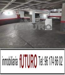 Aparcament cotxe a Pueblo de Cullera. Plaza garaje pueblo-río coche grande