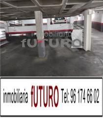 Aparcament cotxe a Pueblo de Cullera. Garaje coche grande zona pueblo-río
