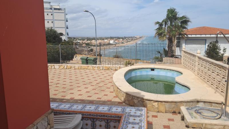 Foto ac6edd1a-1dad-4041-9373-91009edf74a9. Chalet  faro-dosel con piscina y garaje en El Faro Cullera