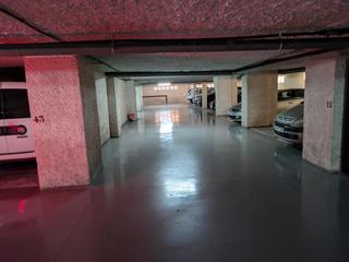 Aparcament cotxe a Sant Antoni. Garaje cabina frente parque san antonio