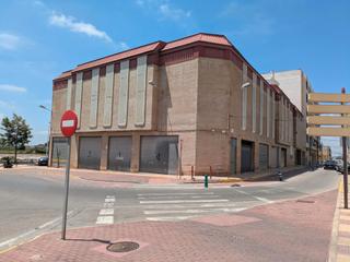 Aparcament cotxe a Pueblo de Cullera. Garaje cabina en cullera junto al río