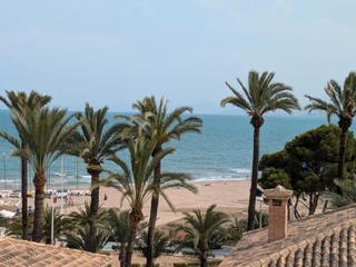 Chalet à El Faro. Chalet urb. cap blanc con piscina y garaje doble