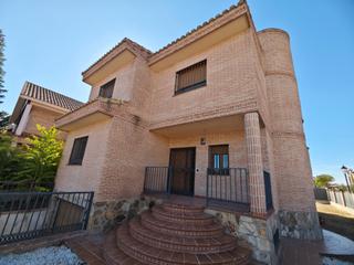 Chalet  Calle del roble. ***espectacular chalet independiete en serranillos***