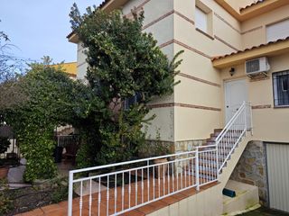 Casa adossada a Cedillo del Condado. ***dos chalet por el precio de uno ***