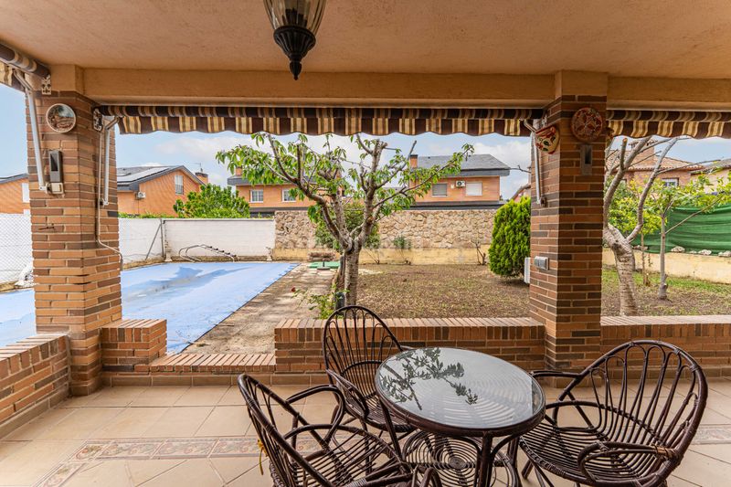 Foto 105b29f0-a664-4c8b-911b-4ed76dc5da6f. Casa amb xemeneia calefacció aparcament piscina a Serranillos del Valle