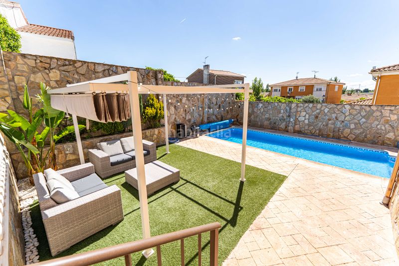 Foto 7fbd504f-4b04-4826-9449-71f1c9158f74. Casa amb calefacció aparcament piscina a Serranillos del Valle