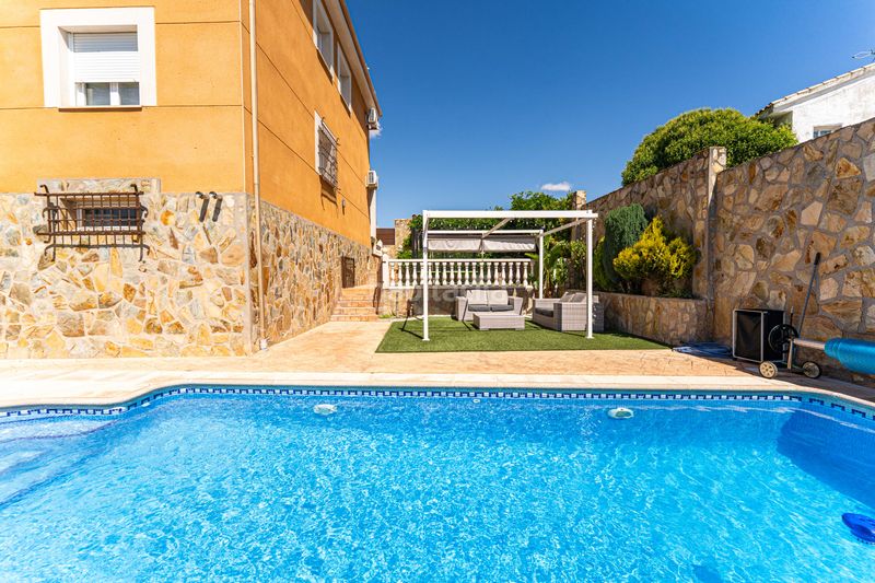Foto d1dee2d0-9675-4967-9a77-c3c731707ac2. Casa amb calefacció aparcament piscina a Serranillos del Valle