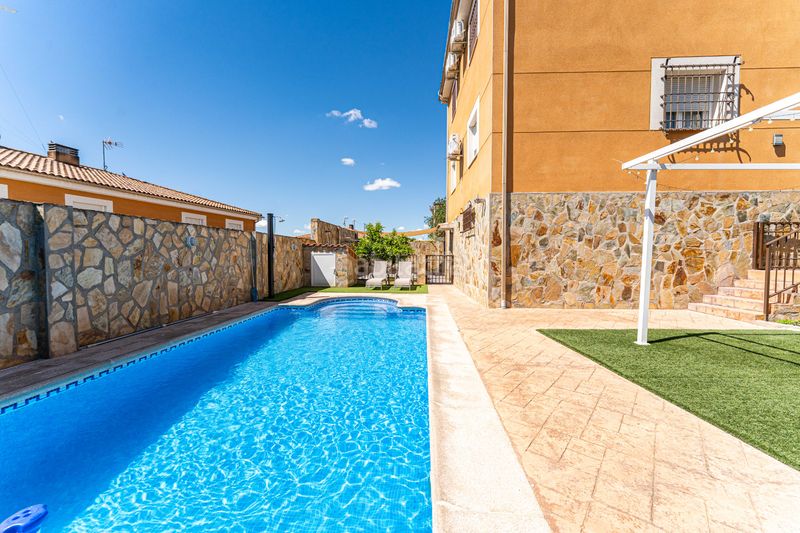 Foto de6a8737-556b-498e-90c2-29ac0842704e. Casa amb calefacció aparcament piscina a Serranillos del Valle