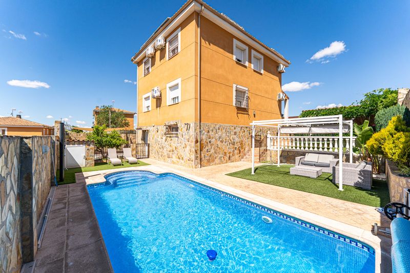 Foto fb25a1eb-43dd-47fd-9c21-11ba0c309f51. Casa amb calefacció aparcament piscina a Serranillos del Valle