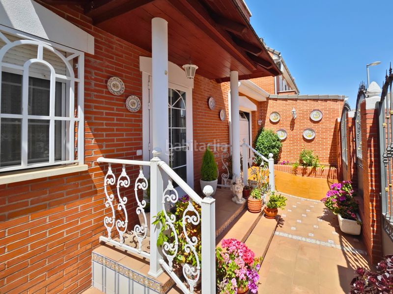Foto 40108b66-e7b9-4064-bb4a-66be31972387. Casa adossada amb calefacció aparcament a Las Américas Parla