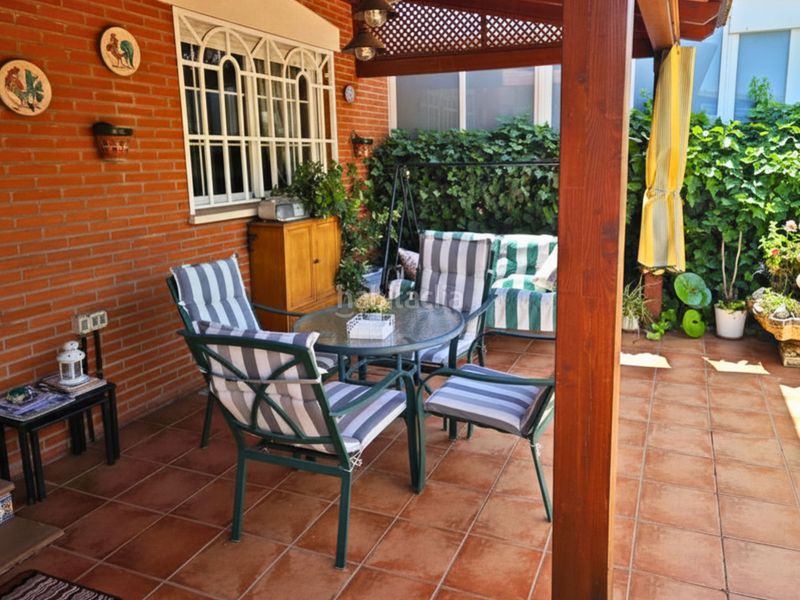 Foto 9b987390-201a-45cb-921b-366147e2ae75. Casa adossada amb calefacció aparcament a Las Américas Parla