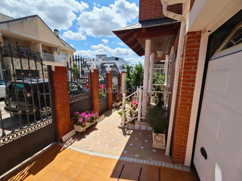 Foto c08b8faa-b490-4b86-9ee0-f1b5d3d7080c. Casa adossada amb calefacció aparcament a Las Américas Parla