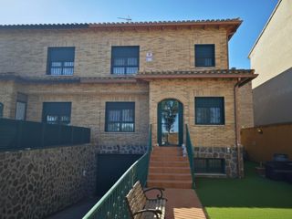 Casa aparellada  Calle de lominchar. Chalet pareado de excelente construcción con placas solares, gar