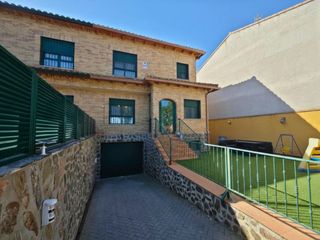 Doppelhaus  Calle de lominchar. Chalet pareado de excelente construcción con placas solares, gar