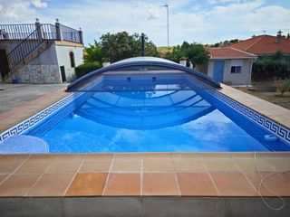 Casa in Viso de San Juan (El). Espectacular chalet independiente con piscina en castillo de olm