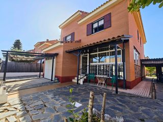 Xalet a Moraleja de Enmedio. ***chalet independiente con piscina privada, buhardilla y 433 m²