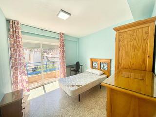 Location Appartement  Calle real de cartuja. Piso de 4 habitaciones en san idelfonso,  para estudiantes!