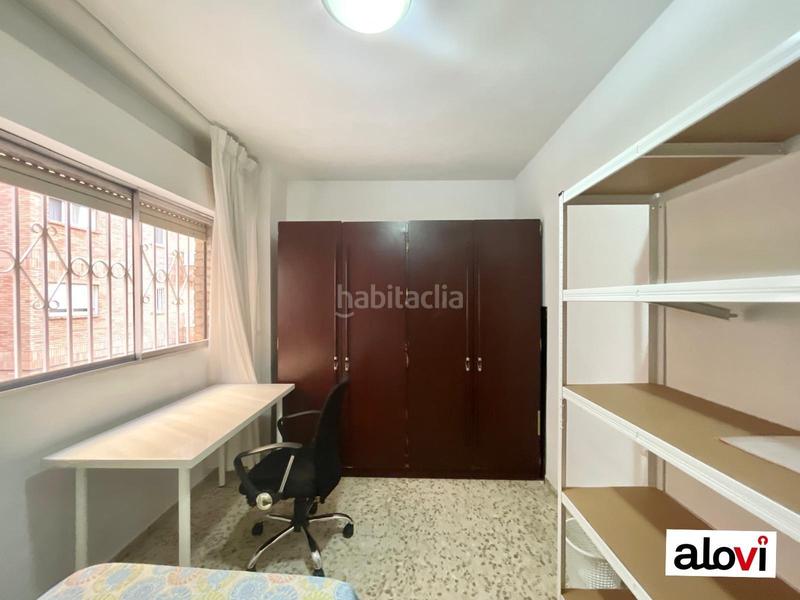 Foto f2b083bb-eb26-413c-8fb3-bad6b613bd39. Alquiler piso se alquila amplio piso de 4 dormitorios ideal para estudiantes en Granada
