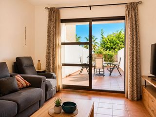 Piccolo appartamento in Playa de Granada. Apartamento con gran jardín privado frente al campo de golf los