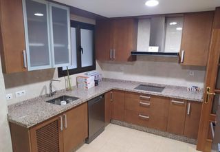 Rent Flat in Camino de Ronda. Piso de 3 habitaciones en pedro antonio de alarcón!