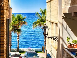 Appartamento in Albuñol. Vive a solo 20 metros del mar  piso con vistas a la bahía en la
