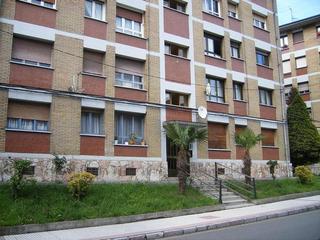 Appartement à Avenida ángel del valle 66. Piso en caborana con garaje y trastero