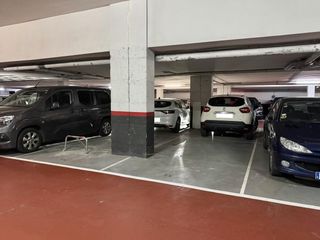 Aparcament cotxe a De Dolça De Provença
