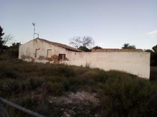 Masia a Jubalcoi. Parcela con casa rustica construida