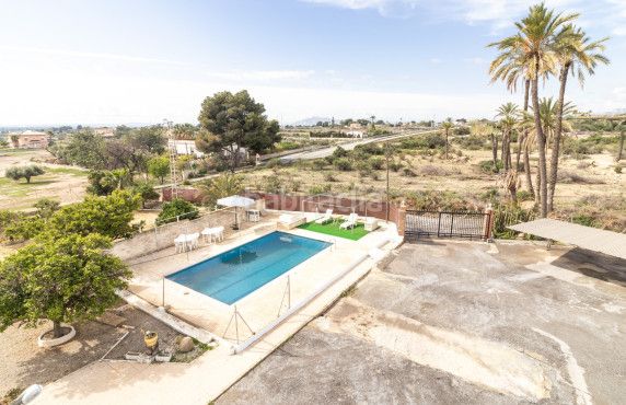 Foto 2bb2c398-3c36-45d7-8122-9442c891b85c. Xalet amb xemeneia aparcament piscina a Sector V Elche / Elx