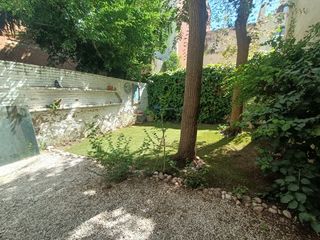 Miete Reihenhaus in Baix Guinardó. Oportunidad: alquiler de larga duración: casa reformada con jard