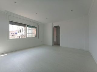 Triplex  Carrer badalona. Tríplex listo para entrar a vivir en zona muy tranquila
