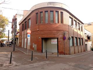 Lloguer Local Comercial a Carrer de sant joan 25. Local único esquinero y apto para multiples actividades