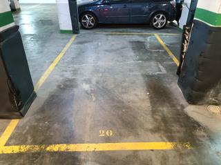 Autoparkplatz in Travessera de les corts 9. Parking en venta para coche grande en travessera de les corts